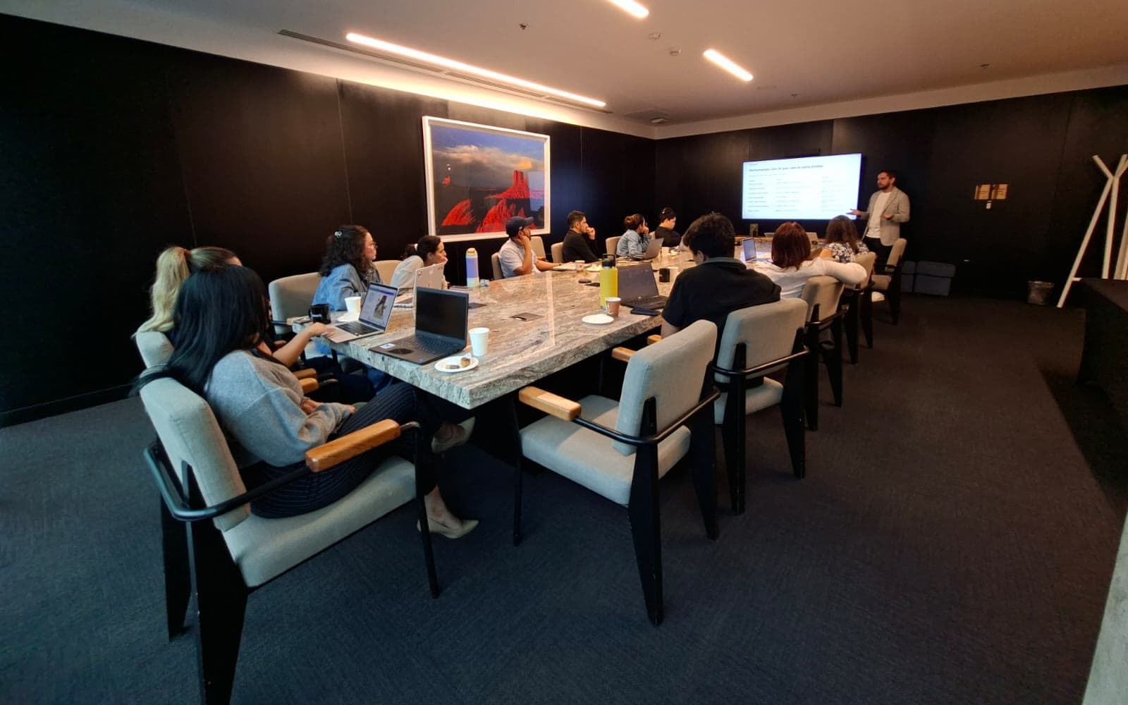 Jonatan Chaverri impartiendo una charla sobre inteligencia artificial aplicada a empresas en WeWork Escazú.